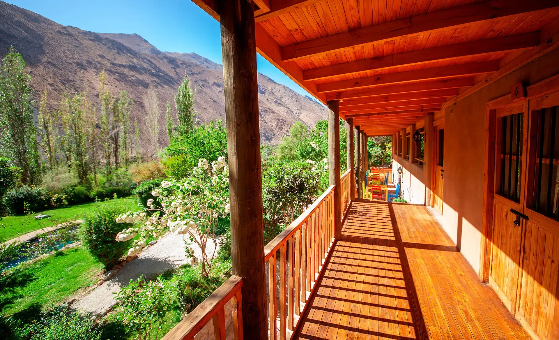 Terraza de madera con vista a la cordillera en Casona Distante