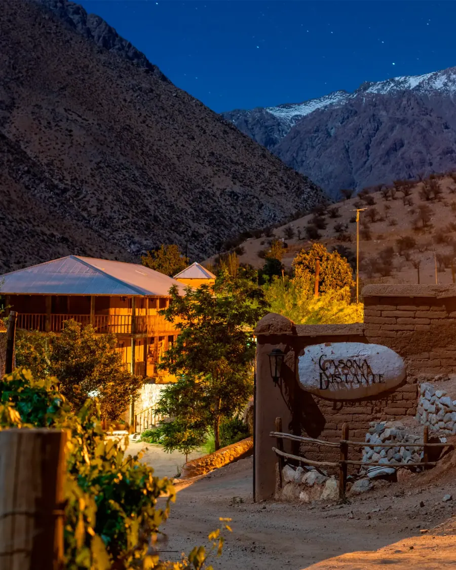 Entrada de Casona Distante de noche, Valle de Elqui